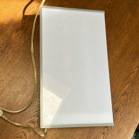 Light box! Turn on, trace quilt patterns, make jewelry, do stencils, embossing. - Picture 1 of 3